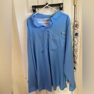 Good condition men’s blue Columbia fishing shirt
